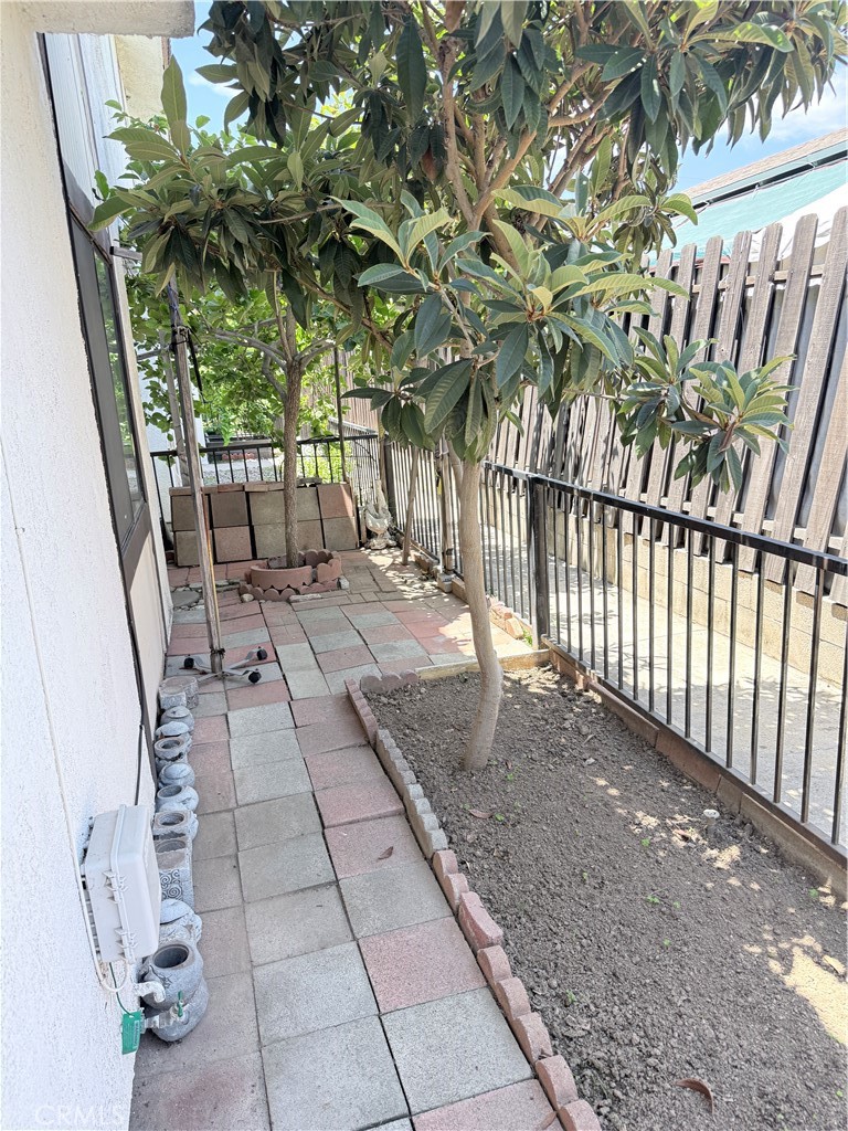 https://media.crmls.org/medias/a4495920-72ac-4796-a225-0d0edf9675f5.jpg?preset=X-Large