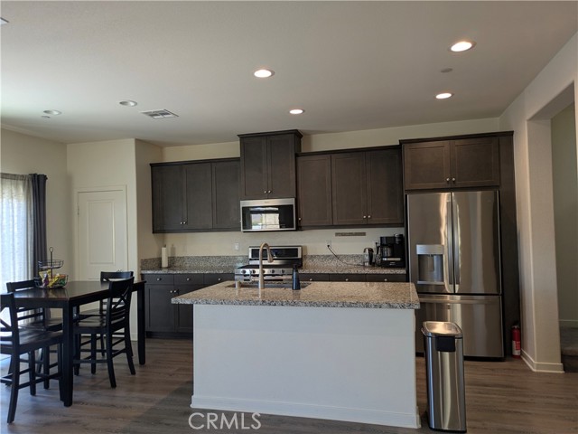 Detail Gallery Image 2 of 24 For 12886 Greenstone Way, Moreno Valley,  CA 92555 - 4 Beds | 2/1 Baths