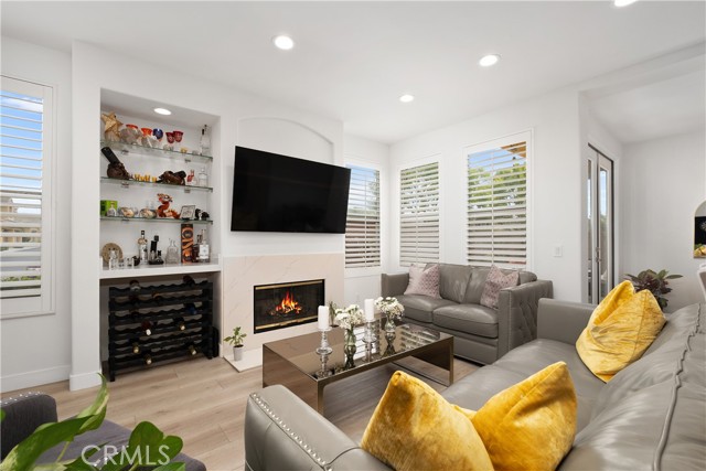 17 Crescent City, Irvine CA: https://media.crmls.org/medias/a44a50c1-31ab-4cf8-ba4a-d84874199e69.jpg
