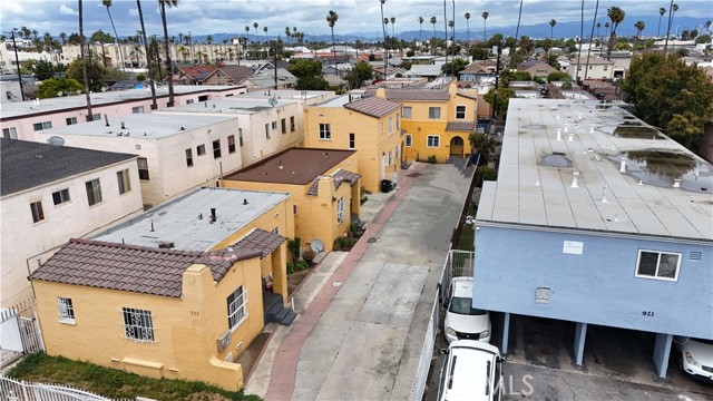 927 W 82nd Street, Los Angeles CA: https://media.crmls.org/medias/a44bbf18-49a9-414e-942b-eaabc2486c02.jpg