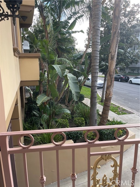Detail Gallery Image 4 of 50 For 4612 Vista Del Monte Ave #6,  Sherman Oaks,  CA 91403 - 3 Beds | 3 Baths
