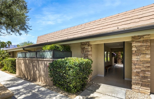 Image 4 of 11 For 555 Thornhill Road 8