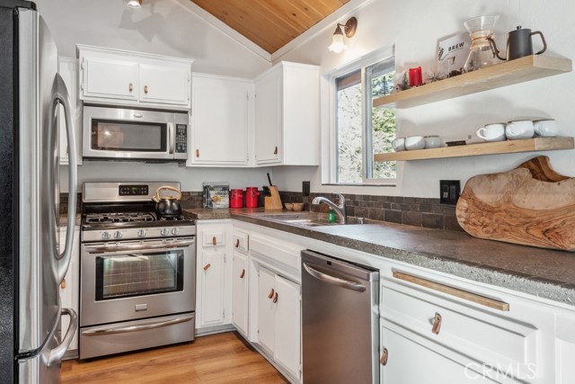 43121 Grizzly Road, Big Bear Lake CA: https://media.crmls.org/medias/a4533d2f-ecd1-4f42-99f4-9b3d5dbfc151.jpg