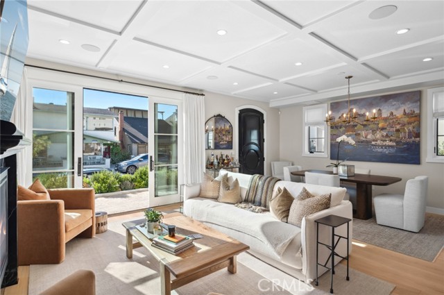 318 Coronado Street, Newport Beach CA: https://media.crmls.org/medias/a4575803-0b88-4d43-a75f-26dbd50d30b3.jpg