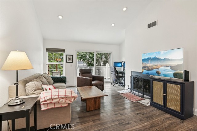 Detail Gallery Image 3 of 31 For 1321 via Sebastian #16,  San Pedro,  CA 90732 - 2 Beds | 2 Baths