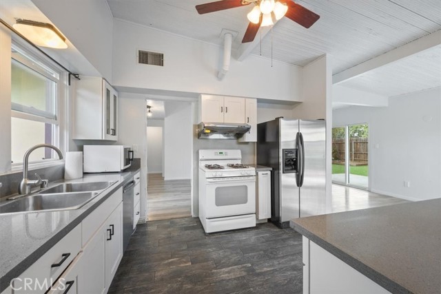 Detail Gallery Image 7 of 17 For 18027 Hemmingway St, Reseda,  CA 91335 - 3 Beds | 3 Baths