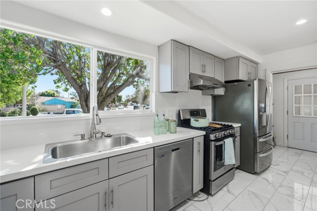 Detail Gallery Image 12 of 38 For 335 N London Pl, Anaheim,  CA 92806 - 5 Beds | 3 Baths