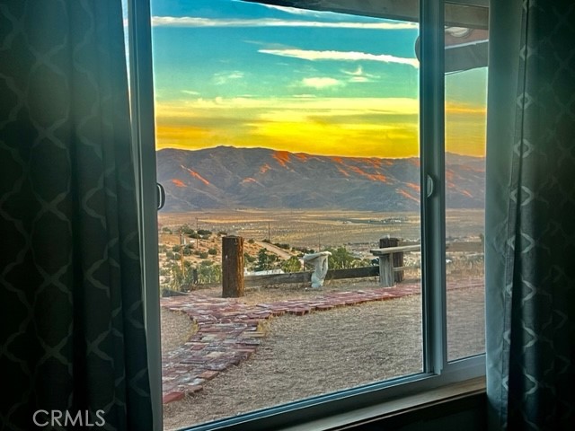 https://media.crmls.org/medias/a4628d00-d4ab-4ee2-96a5-0649bfaadd48.jpg?preset=X-Large