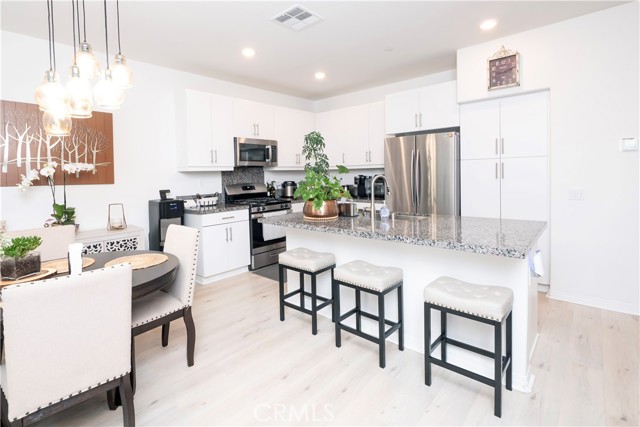 Detail Gallery Image 8 of 69 For 16657 Snowdrop Ln #2,  Fontana,  CA 92336 - 4 Beds | 3 Baths