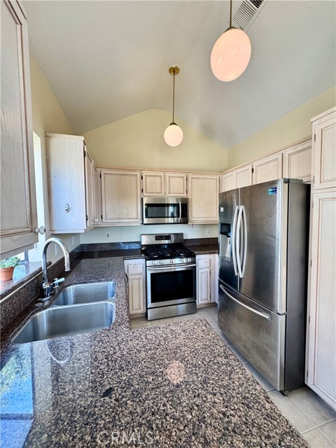 Detail Gallery Image 16 of 40 For 18110 Erik Ct #592,  Canyon Country,  CA 91387 - 2 Beds | 2 Baths
