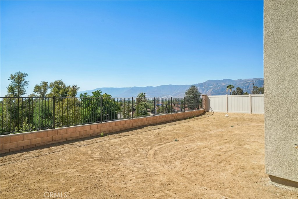 https://media.crmls.org/medias/a468402d-2466-4eb3-b223-17261020127a.jpg?preset=X-Large