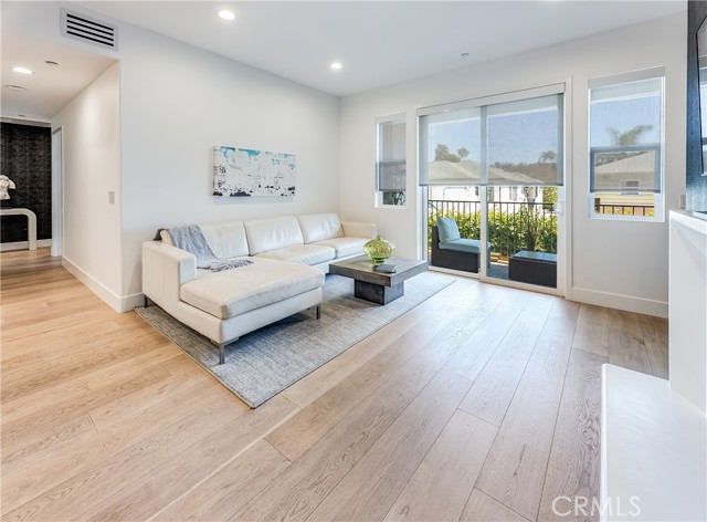 Detail Gallery Image 4 of 32 For 4820 Bellflower Ave #208,  North Hollywood,  CA 91601 - 3 Beds | 3 Baths