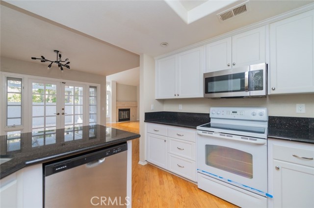 Detail Gallery Image 12 of 24 For 96 Stanford Ct, Irvine,  CA 92612 - 2 Beds | 1/1 Baths