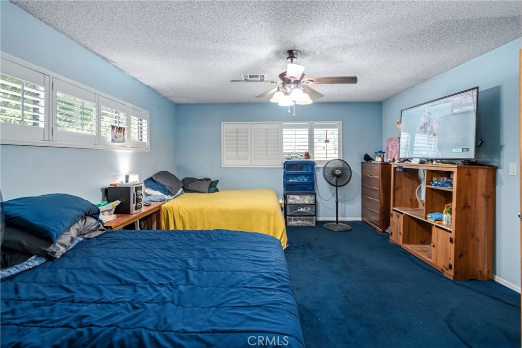 https://media.crmls.org/medias/a4712785-81cb-4c83-8dbe-5f1e010bd5bc.jpg?preset=X-Large