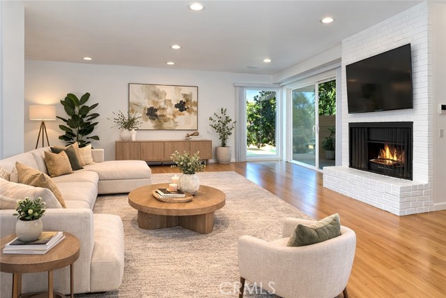 Detail Gallery Image 8 of 32 For 7240 Shirley #101,  Reseda,  CA 91335 - 3 Beds | 3 Baths