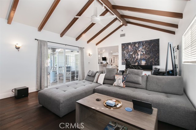 Detail Gallery Image 14 of 36 For 19545 Calvert St, Tarzana,  CA 91335 - 5 Beds | 2/1 Baths