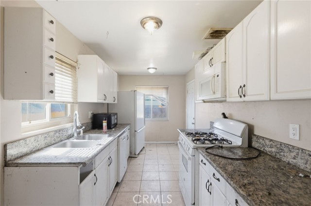 Detail Gallery Image 8 of 31 For 913 Goldenrod, Escondido,  CA 92027 - 3 Beds | 1 Baths