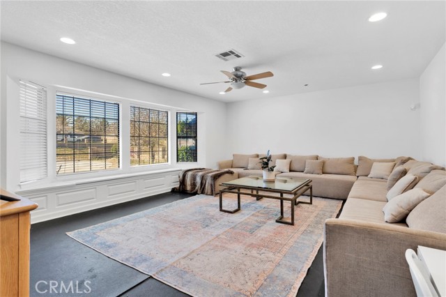 Detail Gallery Image 8 of 58 For 18186 Bangor, Hesperia,  CA 92345 - 4 Beds | 3 Baths