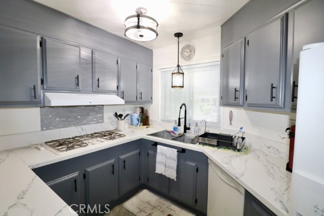 Detail Gallery Image 22 of 36 For 14044 Lake Glen Dr #38,  La Mirada,  CA 90638 - 2 Beds | 2 Baths