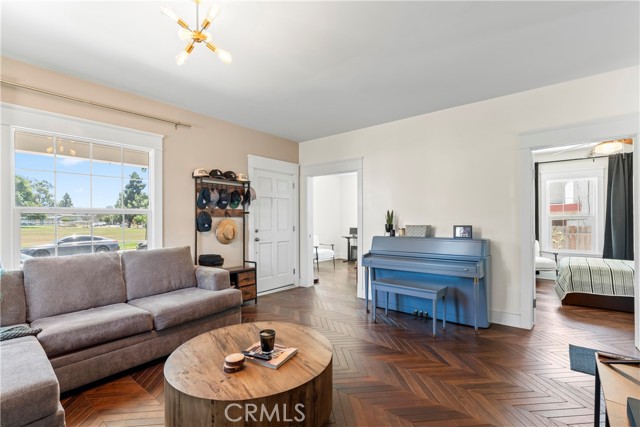 976 N Loma Vista Drive, Long Beach CA: https://media.crmls.org/medias/a4812089-e88e-49f2-9e4c-4067cd3bbbe1.jpg