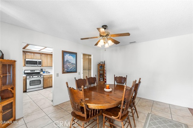 Detail Gallery Image 10 of 32 For 16435 Stagecoach Ave, Palmdale,  CA 93591 - 3 Beds | 2 Baths