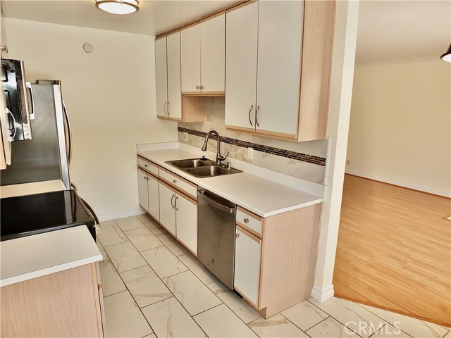 121 Sinclair Avenue, Glendale CA: https://media.crmls.org/medias/a4847075-fae3-4342-96db-ff6ca6eaaac5.jpg