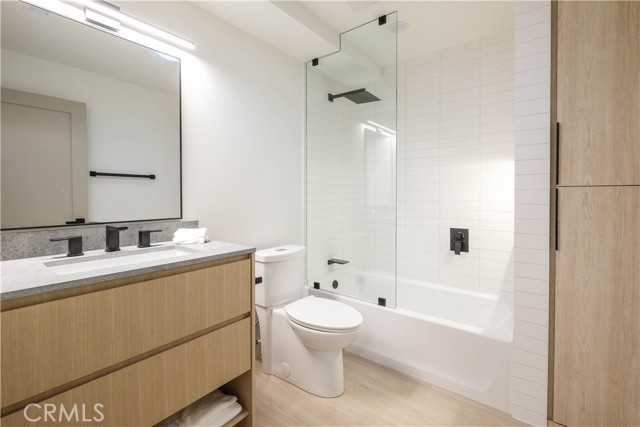 18852 Collins Street, Tarzana CA: https://media.crmls.org/medias/a4888e9e-8763-4a96-a038-c8b860829c52.jpg