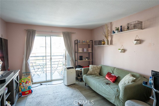 Detail Gallery Image 3 of 18 For 327 Chestnut Ave #201,  Long Beach,  CA 90802 - 2 Beds | 2 Baths