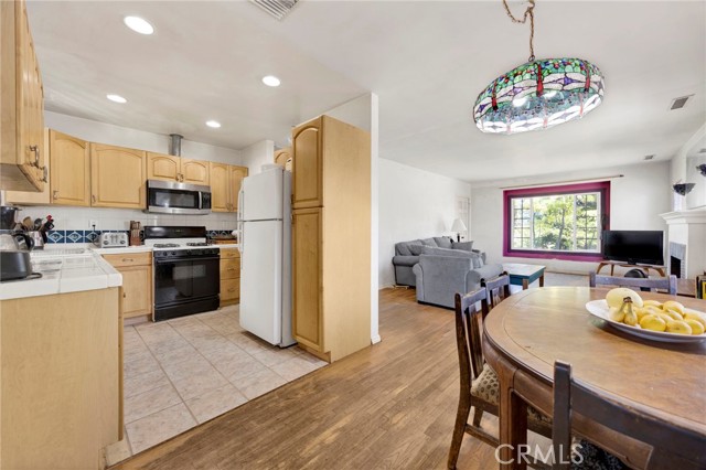 7937 Vantage Avenue, North Hollywood CA: https://media.crmls.org/medias/a4938332-e1a3-409e-b373-9263df519054.jpg