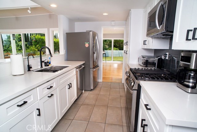 8464 Moorcroft Avenue, West Hills CA: https://media.crmls.org/medias/a4961135-b593-4643-a42b-bd1f6ee07b9c.jpg