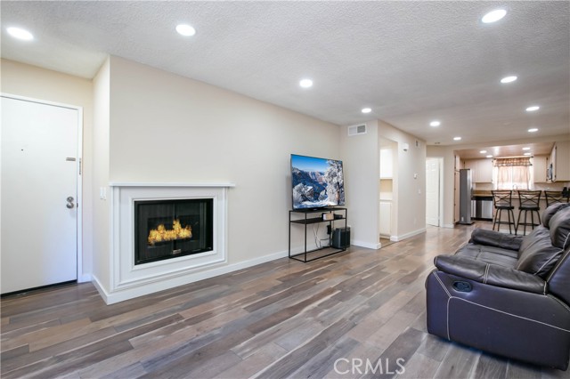 Detail Gallery Image 2 of 18 For 26922 Flo, Canyon Country,  CA 91351 - 2 Beds | 2 Baths
