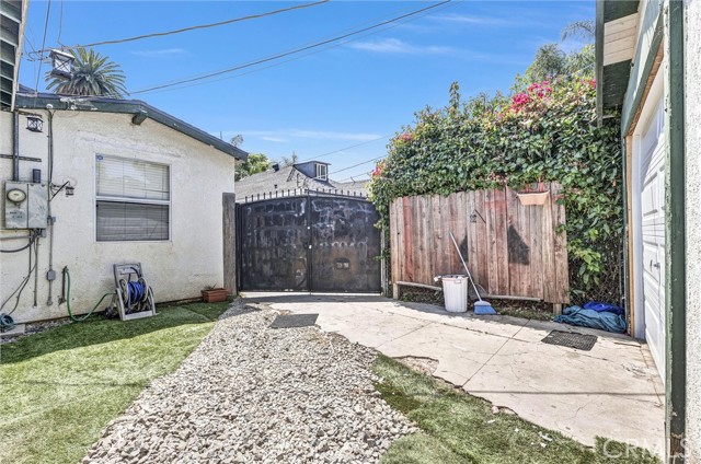 5725 5th Avenue, Los Angeles CA: https://media.crmls.org/medias/a49c724c-96d1-4e86-b5a9-a40e4acd34a9.jpg