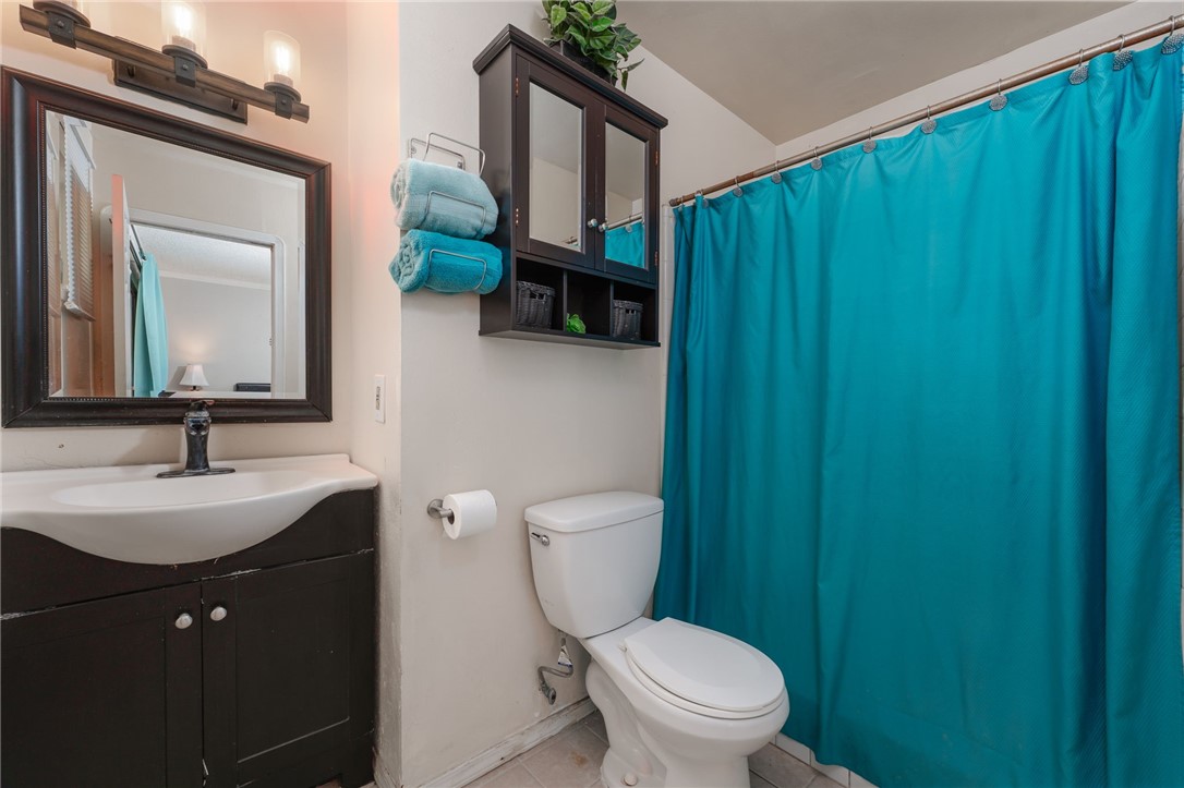 Detail Gallery Image 15 of 32 For 5805 Lisa Ct, Bakersfield,  CA 93304 - 3 Beds | 2 Baths