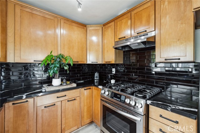 4562 W 17th Street, Los Angeles CA: https://media.crmls.org/medias/a4a238c5-8960-488e-9402-9cc9cba7dd16.jpg