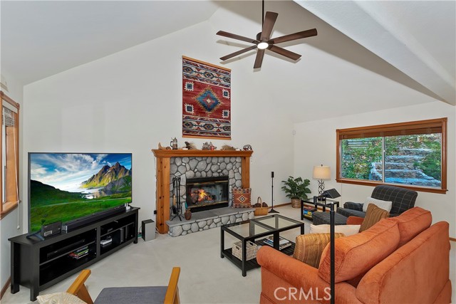 Detail Gallery Image 4 of 48 For 1162 Brentwood Dr, Lake Arrowhead,  CA 92352 - 3 Beds | 2/1 Baths