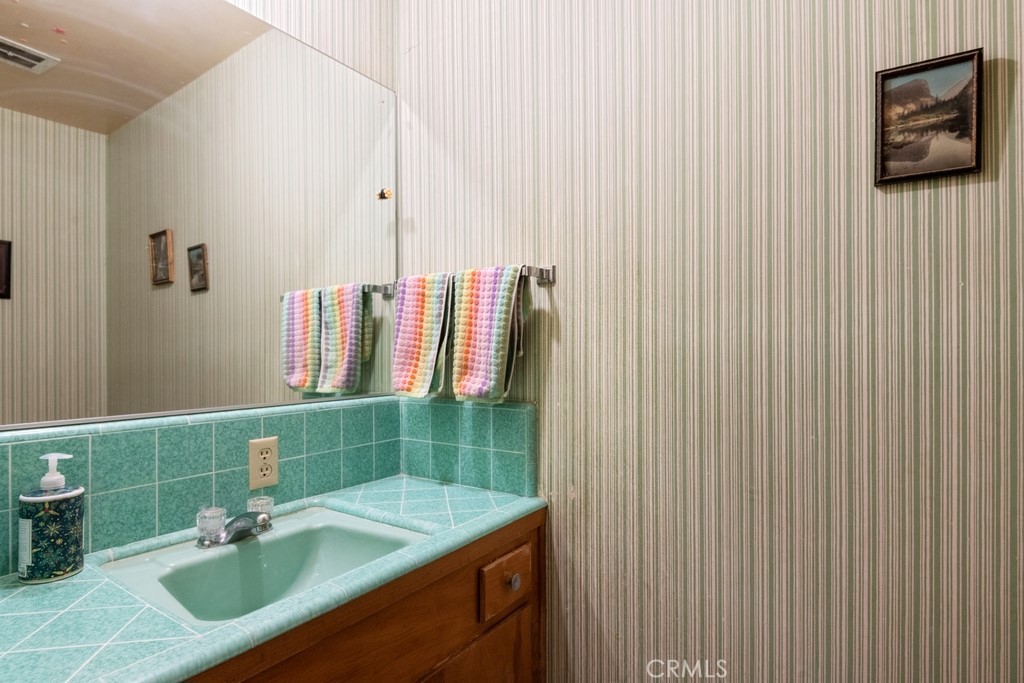 https://media.crmls.org/medias/a4b226a3-c589-4e48-870b-57d1961b0a79.jpg?preset=X-Large