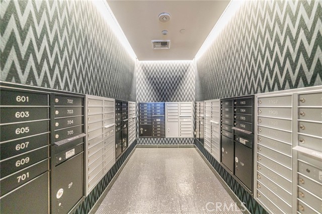 1050 S Grand Avenue, Los Angeles CA: https://media.crmls.org/medias/a4b3734c-abb3-414c-818f-1e5e509701b2.jpg