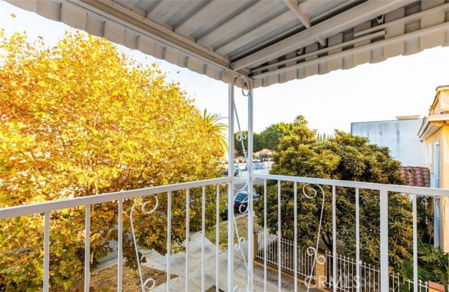723 N Ridgewood Place, Los Angeles CA: https://media.crmls.org/medias/a4b38e80-7123-45f7-a85f-b7c18fe15f58.jpg