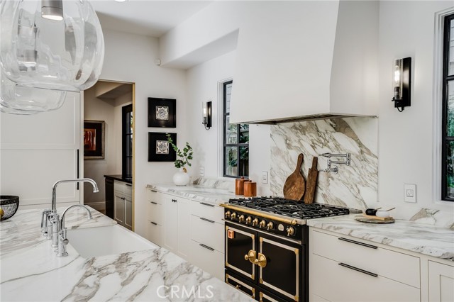 Detail Gallery Image 12 of 45 For 526 Riverside Ave, Newport Beach,  CA 92663 - 5 Beds | 6/1 Baths