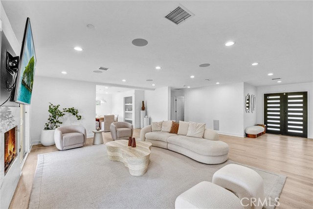 Detail Gallery Image 11 of 46 For 23245 Gonzales Dr, Woodland Hills,  CA 91367 - 5 Beds | 3 Baths