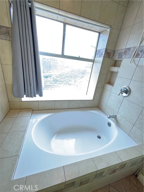 17092 Whispering Brook Way, Riverside CA: https://media.crmls.org/medias/a4b8601d-51ec-439a-972c-3ed58b2d3006.jpg