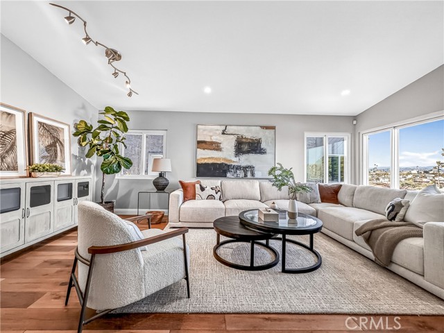 Detail Gallery Image 5 of 37 For 7313 S Earldom Avenue, Playa Del Rey,  CA 90293 - 5 Beds | 4 Baths