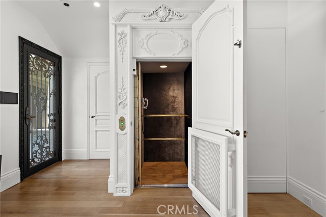 Detail Gallery Image 14 of 75 For 530 Kings Rd, Newport Beach,  CA 92663 - 5 Beds | 4/3 Baths