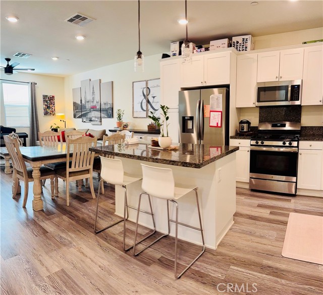13949 Blossom Way, Eastvale CA: https://media.crmls.org/medias/a4c54d86-a02a-4b6f-a721-b4fca65b7853.jpg