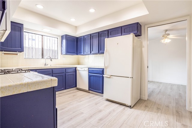 Detail Gallery Image 12 of 28 For 635 E Elmwood Ave #102,  Burbank,  CA 91501 - 2 Beds | 2 Baths