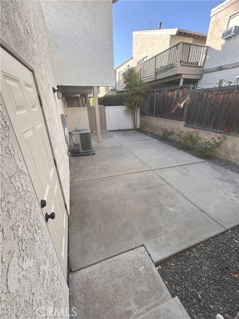 Detail Gallery Image 9 of 32 For 2641 Santa Ana Ave #D,  Costa Mesa,  CA 92627 - 3 Beds | 3/1 Baths