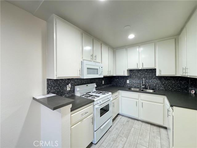 Detail Gallery Image 6 of 21 For 4717 Ben Ave #103,  Valley Village,  CA 91607 - 1 Beds | 1 Baths