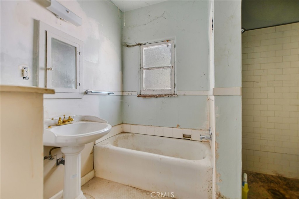 https://media.crmls.org/medias/a4cc6ab3-f7d7-42fa-94c7-66ed768f9e64.jpg?preset=X-Large