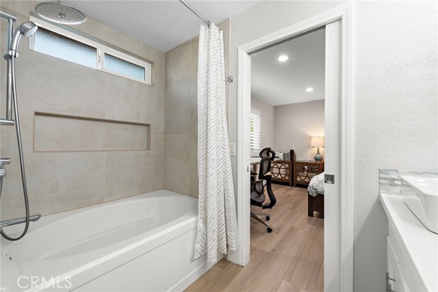 165 Church Place, Irvine CA: https://media.crmls.org/medias/a4ceeb8a-0926-46f4-b28b-b4270c2800d9.jpg