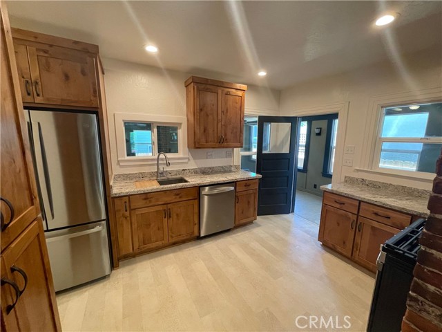 Detail Gallery Image 6 of 41 For 1318 Salem, Chico,  CA 95928 - 5 Beds | 3 Baths